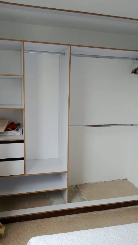 Ferreira 7-424 Closet 2